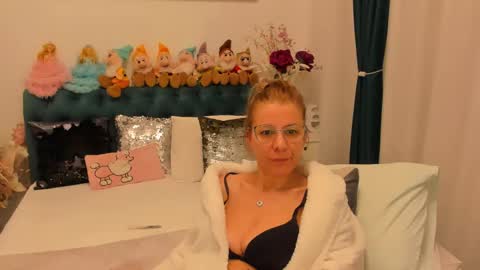 Snapshot of prettyblackeyes chatting on January 31, 11:03 pm wilma online show from January 31, 11:03 pm
