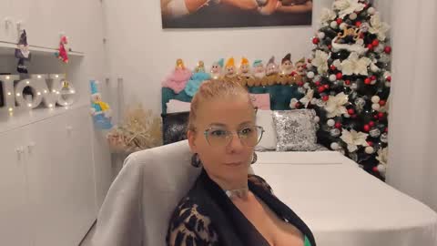 Snapshot of prettyblackeyes chatting on December 23, 9:51 pm wilma online show from December 23, 9:51 pm
