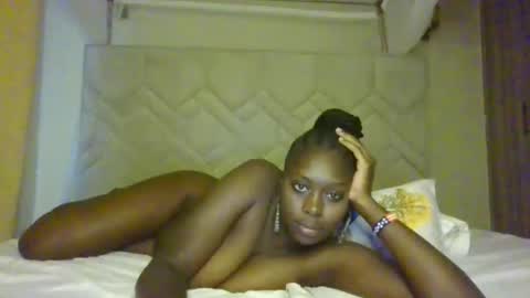 prettydulce online show from May 18, 4:07 am