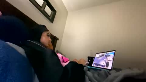 prettyfacefemale online show from February 3, 6:40 am