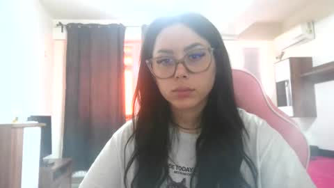 prettyjulliette online show from June 15, 2:06 pm