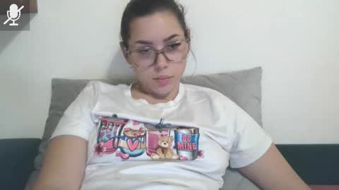 prettyjulliette online show from November 18, 5:25 pm