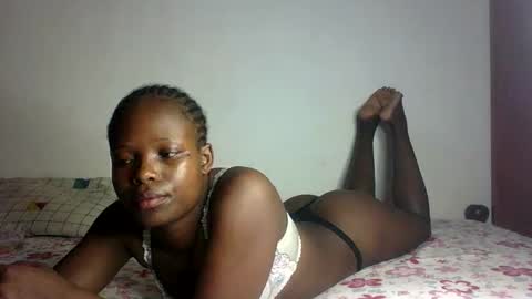 Snapshot of prettymelly_ chatting on February 19, 2:01 am Melly online show from February 19, 2:01 am