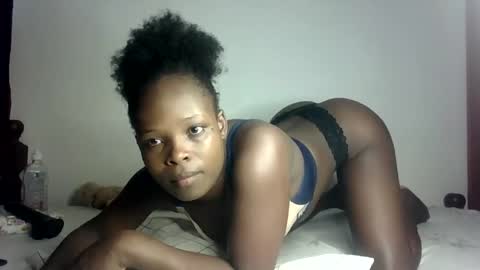 Snapshot of prettymelly_ chatting on February 10, 6:42 am Melly online show from February 10, 6:42 am