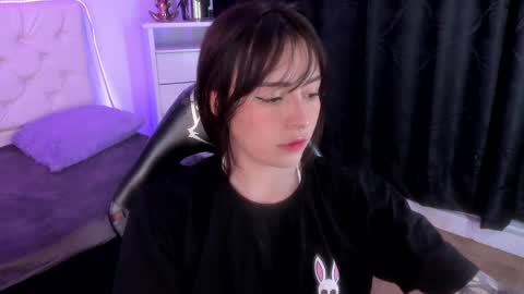 Snapshot of purple_slut_ chatting on March 4, 7:51 am Anna online show from March 4, 7:51 am