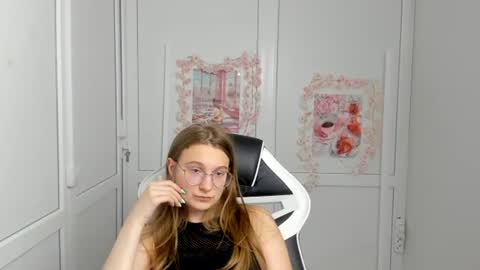 Amelie online show from June 18, 9:14 am