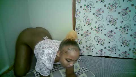 queen_dimple1 online show from May 4, 10:24 pm