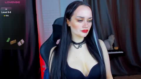 Snapshot of queenaliss chatting on December 24, 3:49 am Your world and the universe Aliss online show from December 24, 3:49 am