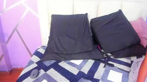 Snapshot of queenjenn__ chatting on February 25, 2:36 am QUEENJEENN online show from February 25, 2:36 am