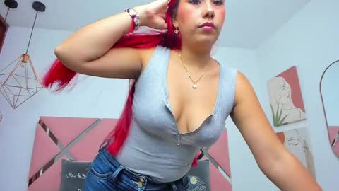 queenjuliee online show from May 24, 7:35 pm