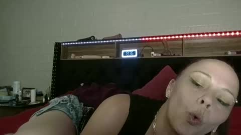 queenofmen33 online show from June 8, 2:34 am