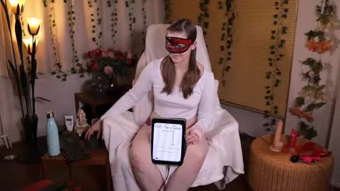 Snapshot of quinnrmonroe chatting on February 26, 8:13 pm QuinnMonroe online show from February 26, 8:13 pm