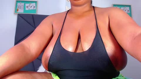 Snapshot of rachelbrown_ chatting on December 5, 1:49 pm MALIKA Z online show from December 5, 1:49 pm