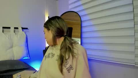 Snapshot of rachell_criss chatting on September 17, 3:59 am Rachell online show from September 17, 3:59 am