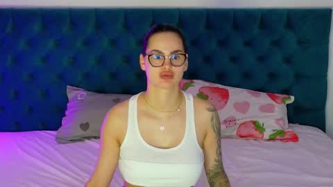 Snapshot of raeeamber_ chatting on October 18, 7:55 am sweet peach online show from October 18, 7:55 am