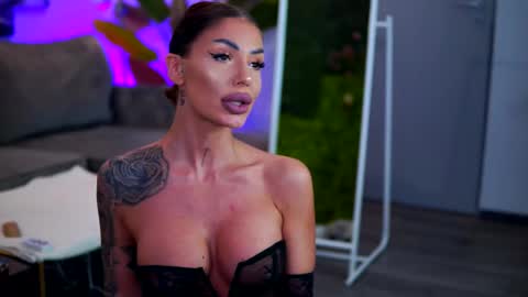 Raquelle online show from February 10, 10:51 am