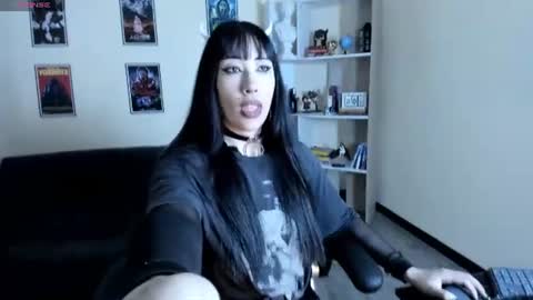 ravenelle_ online show from July 12, 9:15 pm