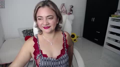 Snapshot of rebeca_milf chatting on January 25, 11:13 am REBECA online show from January 25, 11:13 am