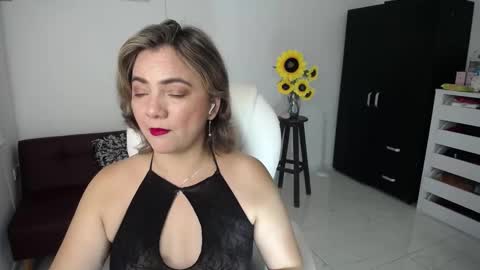 Snapshot of rebeca_milf chatting on February 9, 11:25 am REBECA online show from February 9, 11:25 am