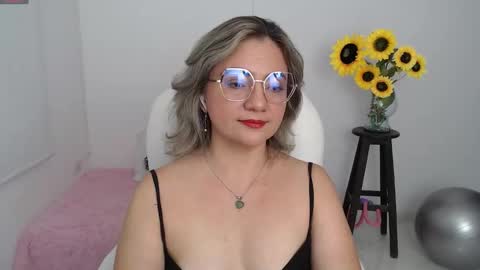 Snapshot of rebeca_milf chatting on September 23, 1:53 pm REBECA online show from September 23, 1:53 pm