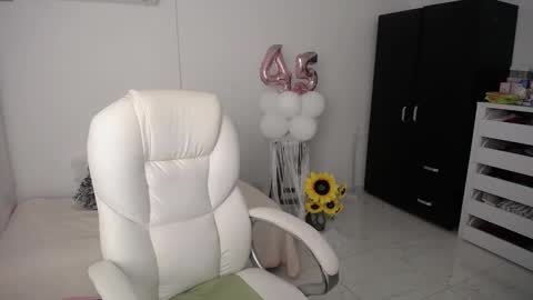 Snapshot of rebeca_milf chatting on January 21, 11:45 pm REBECA online show from January 21, 11:45 pm