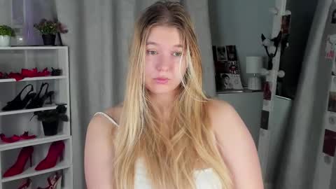 Snapshot of rebecca_____ chatting on October 18, 2:25 am rebecca_____ online show from October 18, 2:25 am