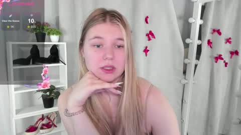 Snapshot of rebecca_____ chatting on February 25, 6:33 pm rebecca_____ online show from February 25, 6:33 pm