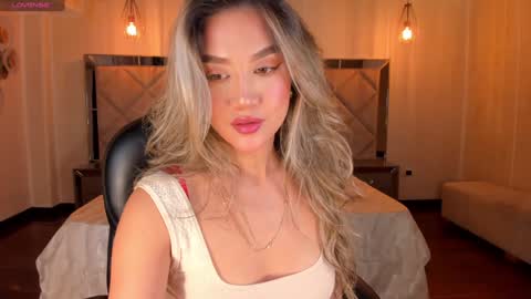 Snapshot of rebeccahudson_ chatting on December 22, 3:11 am Rebe online show from December 22, 3:11 am