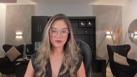 Snapshot of rebeccahudson_ chatting on February 11, 3:18 am Rebe online show from February 11, 3:18 am