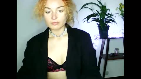 Snapshot of reddgirll chatting on February 14, 8:37 pm reddgirll online show from February 14, 8:37 pm
