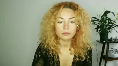 Snapshot of reddgirll chatting on February 5, 8:11 am reddgirll online show from February 5, 8:11 am
