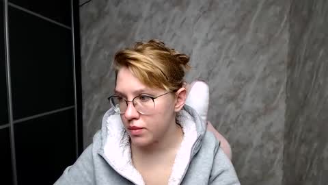 Snapshot of reginasmilee chatting on March 12, 2:52 am Regina online show from March 12, 2:52 am