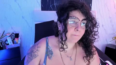 reginavegaa online show from December 16, 11:38 am