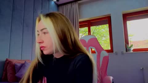 reina cummings online show from October 26, 7:04 am