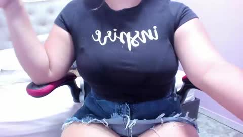 reina_loren online show from March 12, 11:12 pm