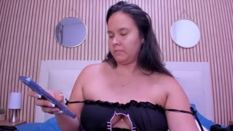 reina_loren online show from November 25, 4:36 am