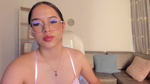 Snapshot of renaxi_smith chatting on March 3, 8:18 pm renaxi_smith online show from March 3, 8:18 pm