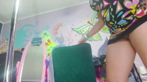 Snapshot of rene_heartz99 chatting on October 19, 11:34 am Naughty closet slut here to suck all your friends off online show from October 19, 11:34 am