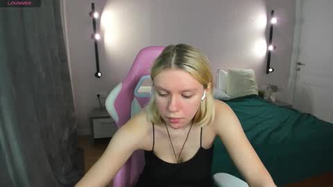 Snapshot of river_stoynee chatting on October 6, 1:33 am river_stoynee online show from October 6, 1:33 am