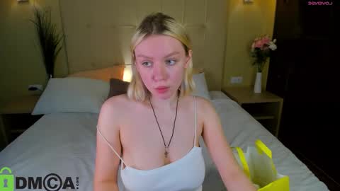 Snapshot of river_stoynee chatting on October 8, 9:24 am river_stoynee online show from October 8, 9:24 am