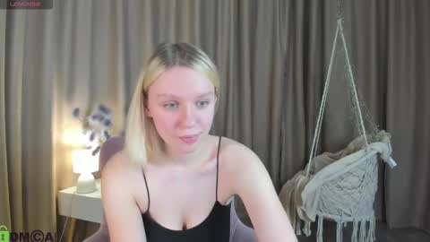 Snapshot of river_stoynee chatting on October 17, 4:32 pm river_stoynee online show from October 17, 4:32 pm
