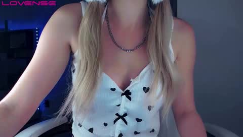 Snapshot of rose__luck chatting on September 12, 6:59 pm rose__luck online show from September 12, 6:59 pm