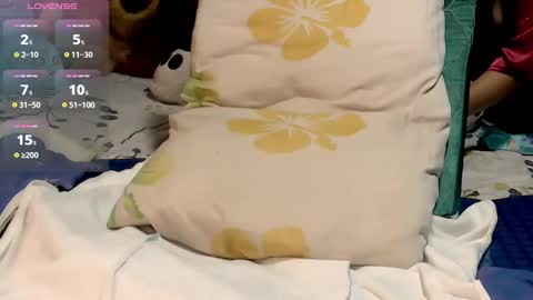 Snapshot of roshy_multisquirt chatting on December 25, 3:28 pm roshy online show from December 25, 3:28 pm