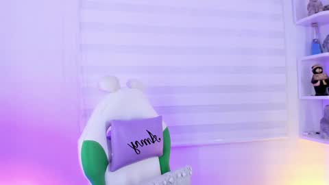 Snapshot of rosse_amyy chatting on February 7, 11:12 am online show from February 7, 11:12 am
