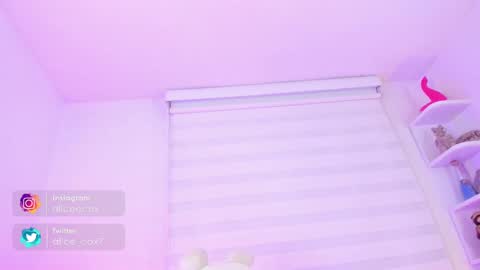 Snapshot of rosse_amyy chatting on February 12, 11:18 am online show from February 12, 11:18 am