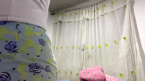 Snapshot of rousemilf4u chatting on January 8, 10:15 am rouse online show from January 8, 10:15 am