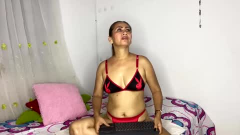 Snapshot of rousemilf4u chatting on March 8, 9:02 am rouse online show from March 8, 9:02 am