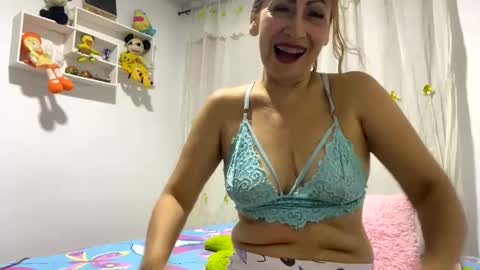 Snapshot of rousemilf4u chatting on January 25, 11:00 pm rouse online show from January 25, 11:00 pm