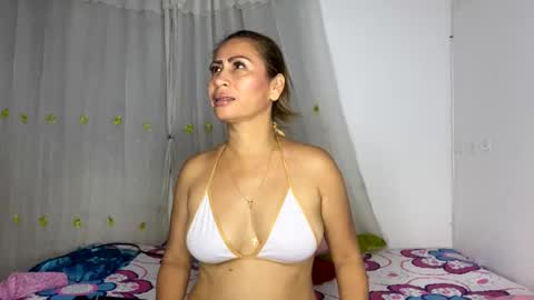 Snapshot of rousemilf4u chatting on March 12, 9:55 am rouse online show from March 12, 9:55 am