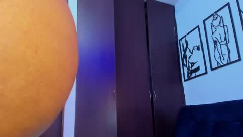 Snapshot of roxanasmiith chatting on December 19, 10:32 pm Roxxx Thee Stallion online show from December 19, 10:32 pm
